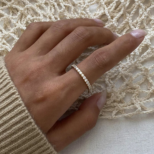 Paris : single elegant band ring